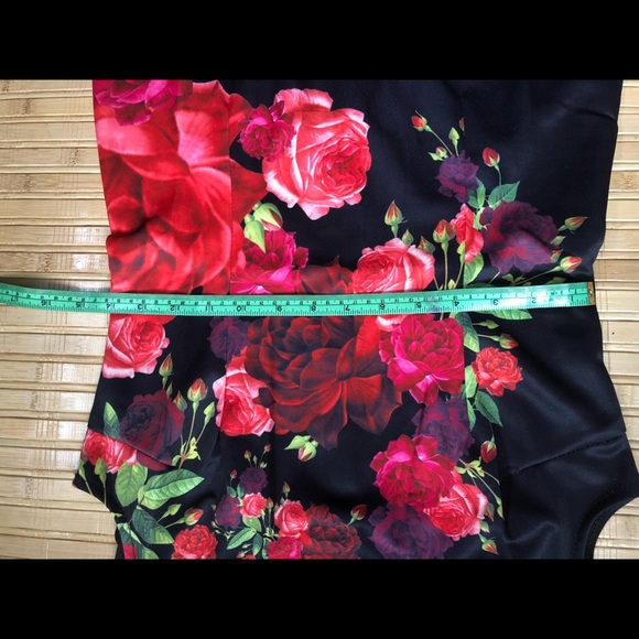 Stunning! Black and red blooms pencil dress - Picture 4 of 7